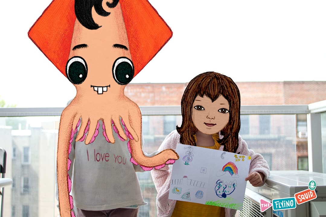 Chopito, el Calamar Volador muestra el dibujo que ha hecho con su hermana